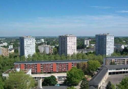 Roazhon : div blac’h taget e Maurepas gant un den