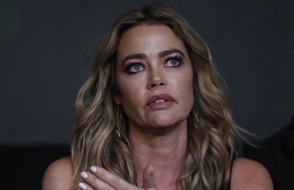 Denise Richards : coup dur pour la star, son mari Aaron demande le divorce après 7 ans de mariage
