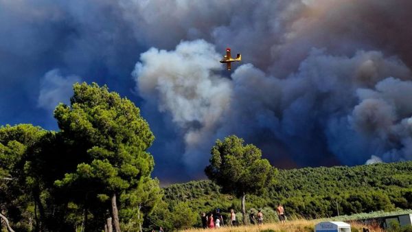 DIRECT. Incendie à Narbonne : 2 000 hectares parcourus, six maisons touchées, autoroute coupée et confinement maintenu ce mardi matin