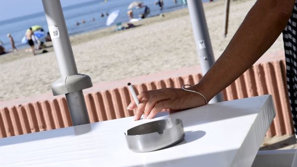 "Mesure excessive" ou "évidence" : de Palavas à La Grande-Motte, l'interdiction de fumer à la plage fait réagir