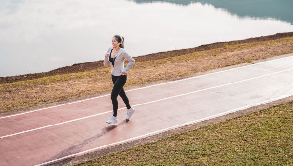 Marcher plus vite sans s'essouffler : l'exercice efficace pour booster votre vitesse