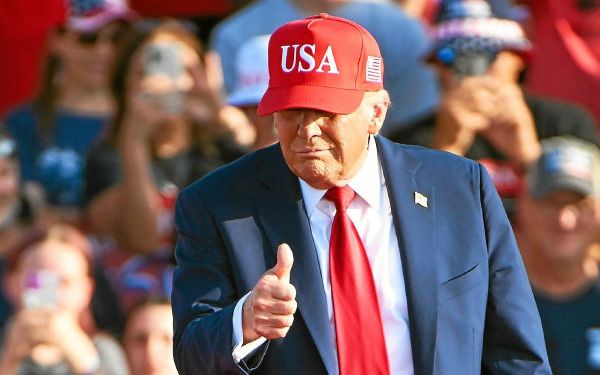 « Ils sont frappés de manière très, très dure » : Trump promet d'envoyer plus d'armes « défensives » à l'Ukraine