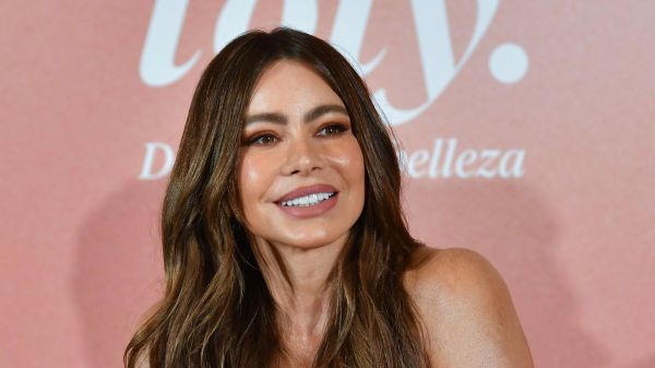 Sofia Vergara (52 ans) en bikini ficelle et poitrine apparente, elle dévoile son fessier galbé