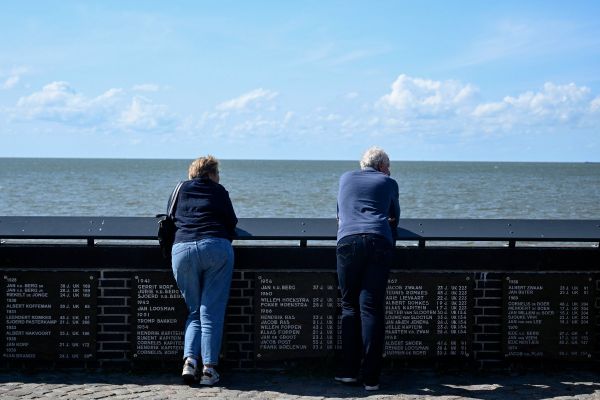 Aux Pays-Bas, un village de pêcheurs à la recherche des disparus en mer