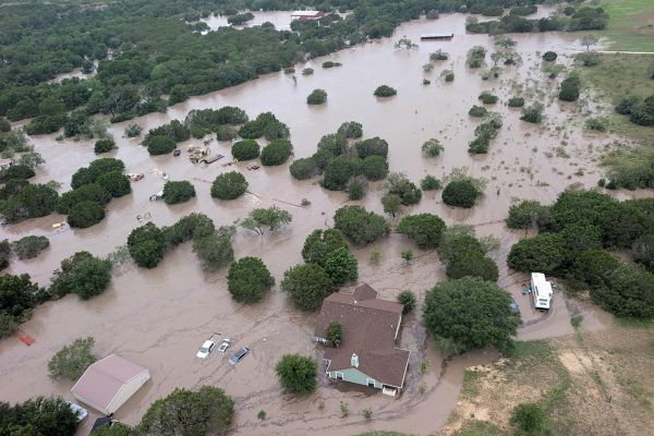 Inondations au Texas : alors que le bilan dépasse les 100 morts, les républicains sur la défensive : « C'était un acte de Dieu, ce n'est pas la faute de l'administration »