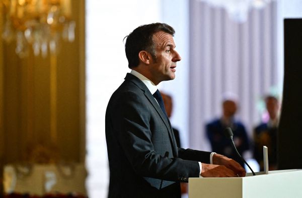 Malgré les critiques, Emmanuel Macron prend le risque de la division et annonce une loi contre « l'entrisme islamiste »