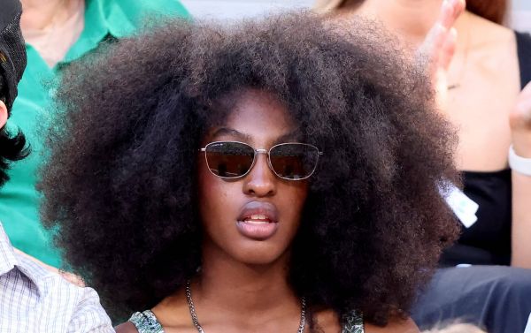 "Un peu trop noire pour les électeurs de Marine" : Ebony (Star Academy) se lâche en plein concert