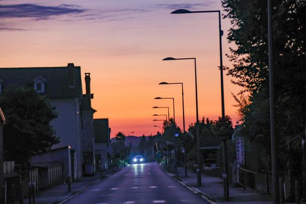Face aux vols de câbles qui se multiplient, cette commune passe son éclairage public au solaire