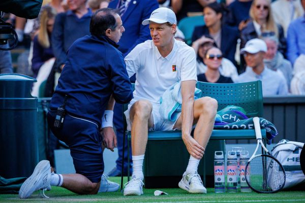 Sinner blessé, une IRM et une grosse inquiétude pour son quart à Wimbledon