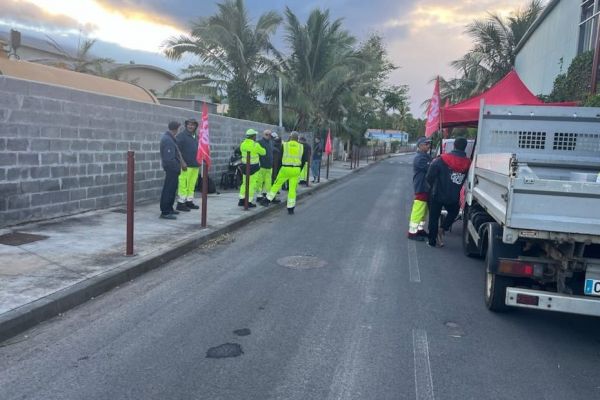 Les salariés de la SUDEC en grève devant la déchèterie de Saint-Joseph