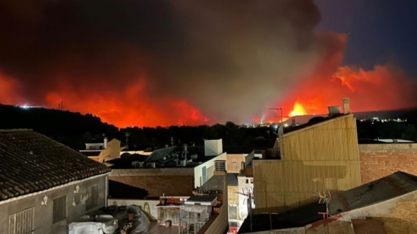 VIDÉO. Après l'incendie à Narbonne, un feu ravage plus de 2 000 hectares de forêt en Catalogne et contraint plusieurs communes au confinement