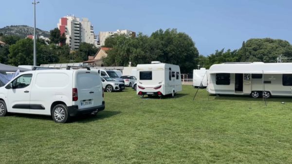 Malgré un barrage du club, les gens du voyage ré-envahissent des terrains de rugby à Marseille