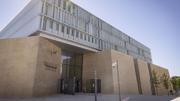Soupçonné d'adultère, il violente sa femme et casse son téléphone en pleine rue devant ses enfants à Berre-l'Etang