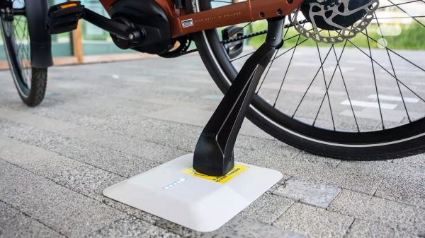 Ces vélos électriques se rechargent sans fil grâce à leur béquille et c'est impressionnant