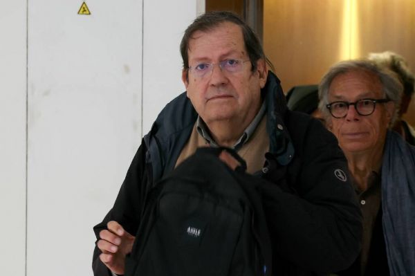 Soupçons d'emploi fictif au Canard enchaîné: deux ex-dirigeants, un ancien dessinateur et sa compagne jugés à Paris
