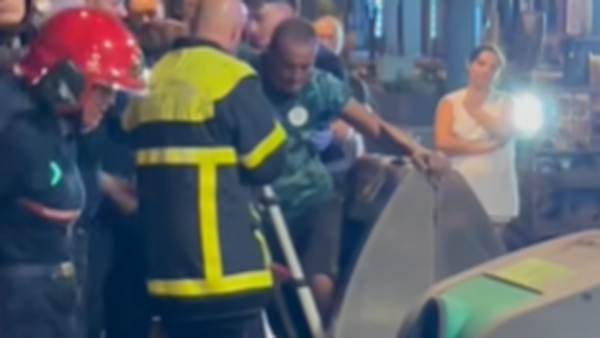 Une femme a aperçu une main s'agiter au fond de la poubelle : il tente de récupérer sa carte bancaire et se retrouve coincé sous terre