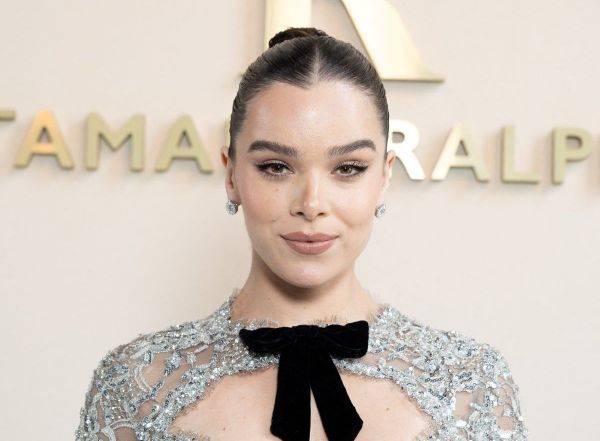Hailee Steinfeld : décolleté, ventre apparent, transparence et petits noeuds... Elle sort la totale à Paris (Photos)