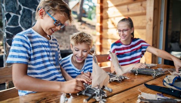 Fabriquer un bateau qui flotte : l'activité d'été parfaite en famille !