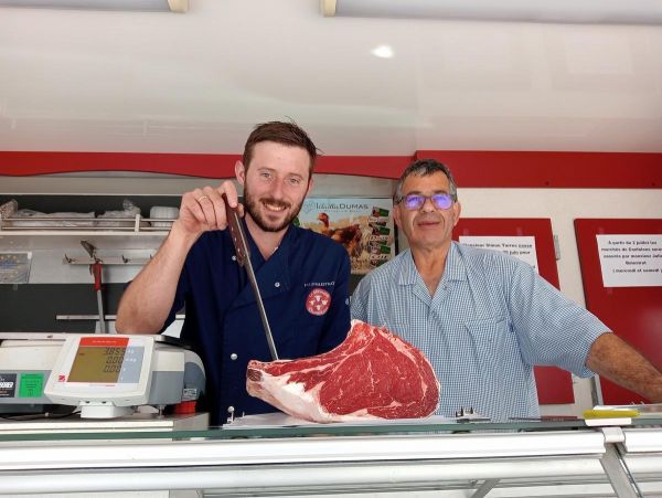 La boucherie de Lesterps ferme mais son camion boucherie retrouve le marché de Confolens