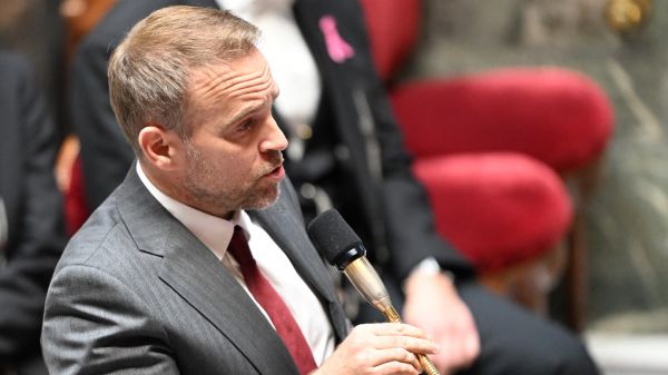 "Des filières entières qui vont licencier": Marc Ferracci s'inquiète du moratoire sur le financement des énergies renouvelables