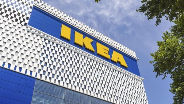 Un SDF reste quinze mois devant un magasin Ikea : ce geste inattendu du géant de l'ameublement va bouleverser sa vie