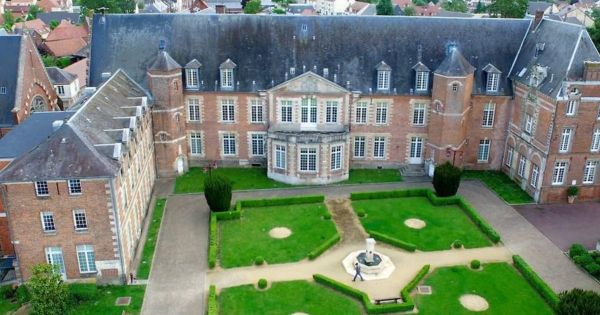 Cette charmante ville de l'Oise est réputée pour être la capitale des brocanteurs