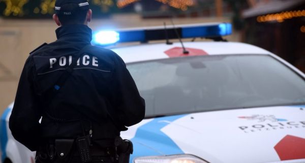Sous le coup d'un mandat d'arrêt européen, il se rend au poste de police