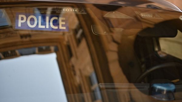 Une femme est morte chez elle à Marseille, touchée par des tirs qui ont traversé sa porte d'entrée