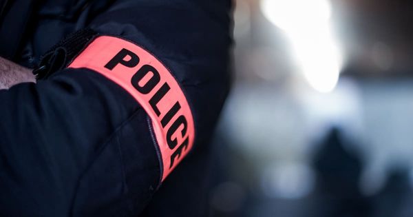 Touchée par des tirs à travers la porte de son logement, une femme meurt à Marseille
