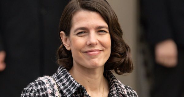 Avec sa minijupe pastel, Charlotte Casiraghi donne un coup de fouet à cet ensemble ultra-classique