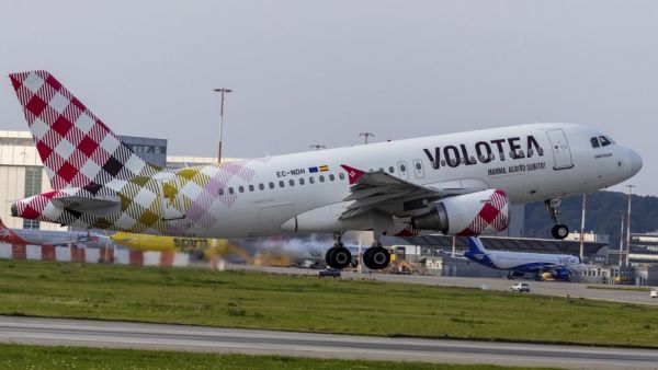 Alors que l'avion entame sa manœuvre de départ, un homme fait irruption sur le tarmac de l'aéroport et est mortellement happé par un réacteur