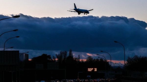 Une personne aspirée par le réacteur d'un avion, l'aéroport Milan-Bergamo suspend ses vols
