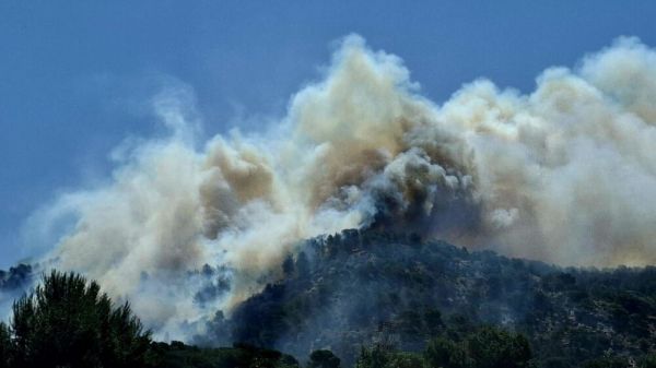 DIRECT. Incendie aux Pennes-Mirabeau : appel à confinement, avions cloués au sol, trains à l'arrêt... suivez l'évolution