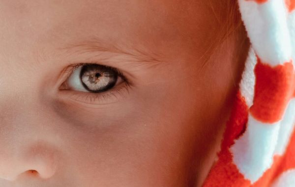 Une mère remarque quelque chose de bizarre sur l'œil de son fils, ce qu'elle y trouve la laisse sans voix