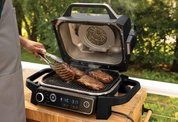 Amazon dégaine des offres incroyables : la baisse de prix sur le barbecue Ninja Woodfire 7-en-1 est folle