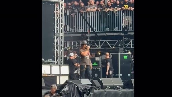 Un acteur légendaire aperçu dans le public d'un concert de metal, les fans sont choqués