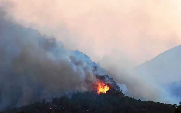 En Espagne, un feu de forêt a ravagé près de 3 000 hectares : des milliers de personnes confinées