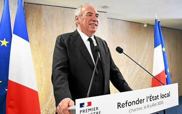 Bayrou renforce le rôle des préfets au nom de la « proximité » de l'État