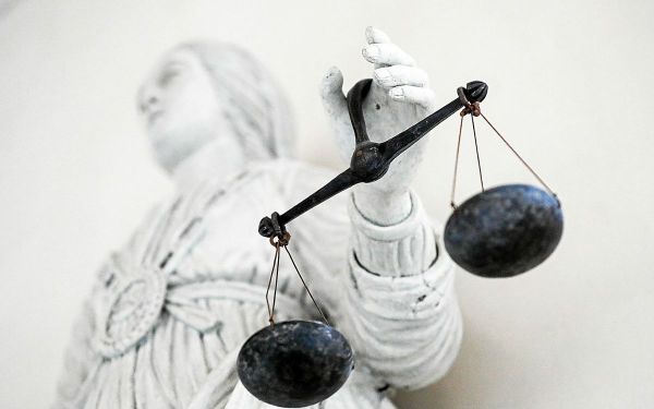 Bébé brûlé sur un toboggan à la soude caustique : deux jeunes garçons jugés coupables mais pas responsables pénalement
