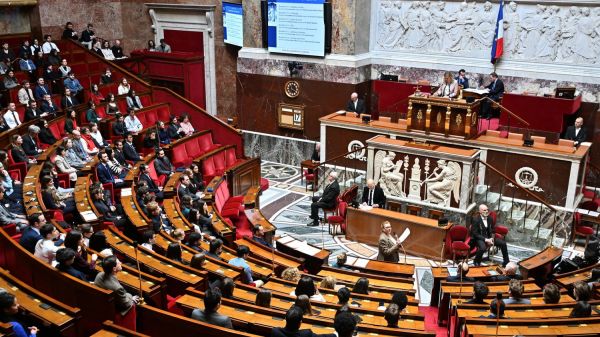 "Il est capable d'en faire une deuxième" : un an après la dissolution de l'Assemblée nationale, les députés sont prêts à toutes les hypothèses