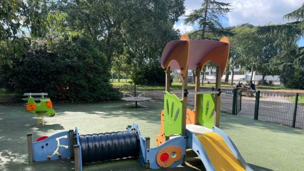 "On ne sait pas s'il pourra marcher" : un bébé brûlé par la soude sur un toboggan en Occitanie, deux enfants de 11 et 12 ans reconnus coupables