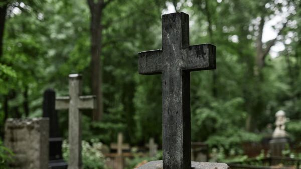 La pierre tombale s'effondre soudainement : un enfant de 4 ans meurt écrasé dans un cimetière