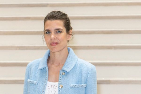 Charlotte Casiraghi : tailleur pastel et broderies façon napperon, la princesse fait une apparition angélique au défilé Chanel
