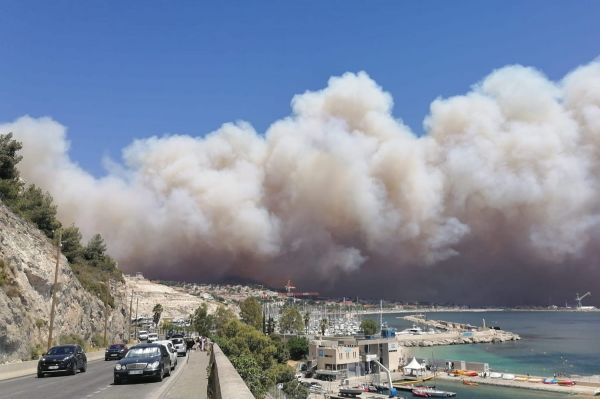 Incendie près de Marseille : les habitants confinés aux Pennes-Mirabeau, l'aéroport et les trains à l'arrêt