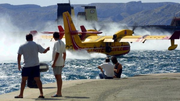 Incendie à Marseille : un feu de végétation se déclare aux Pennes-Mirabeau, l'aéroport de la cité phocéenne fermée depuis ce midi