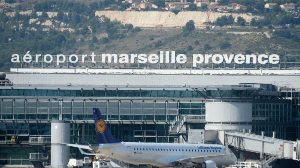 Incendie dans les Bouches-du-Rhône: l'aéroport Marseille-Provence fermé au public