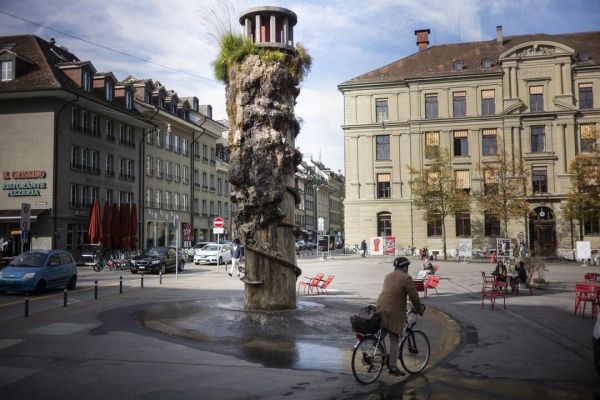 La fontaine de Meret Oppenheim à Berne, trait d'union entre ciel et terre