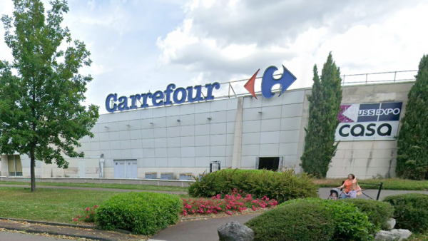 Elle faisait son footing avec son mari : une femme de 35 mortellement fauchée par une voiture près d'un centre commercial Carrefour