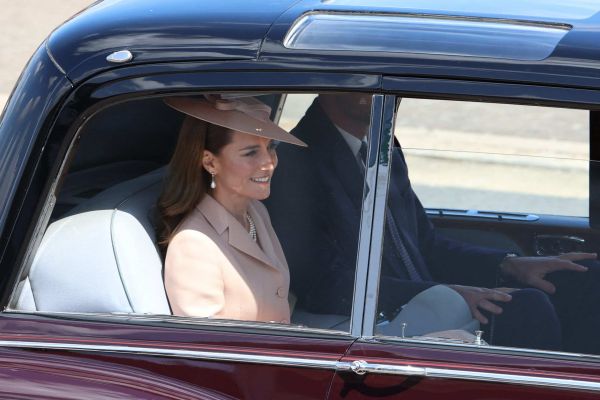 Kate Middleton accueille Brigitte et Emmanuel Macron à Windsor dans une tenue française qui ne laissera personne indifférent