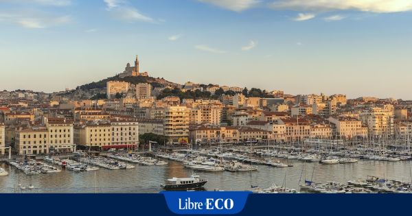 Un violent incendie touche Marseille, les autorités suspendent le trafic aérien: "On est épargnés jusqu'ici mais on a préparé nos sacs"